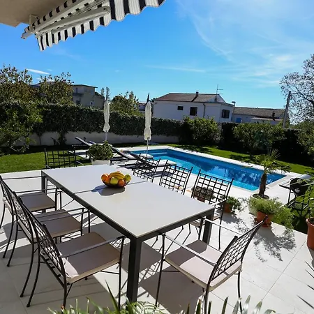 Villa Elysium - Beautiful Family House With Heated Pool Kastela