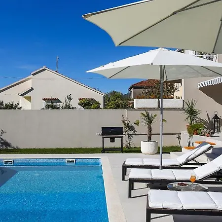 Villa Elysium - Beautiful Family House With Heated Pool Kaštela