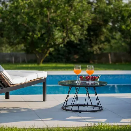 Elysium - Beautiful Family House With Heated Pool *
