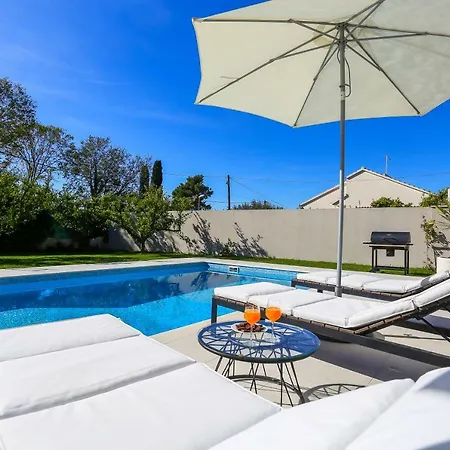 Villa Elysium - Beautiful Family House With Heated Pool