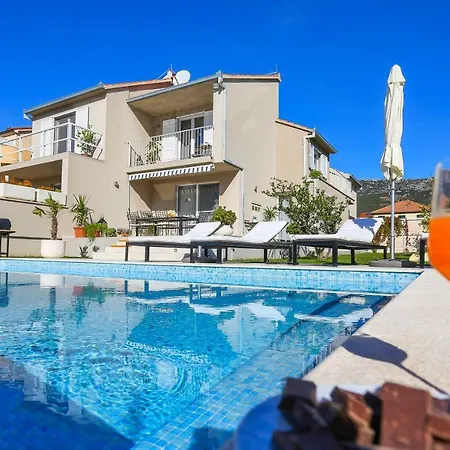 Elysium - Beautiful Family House With Heated Pool