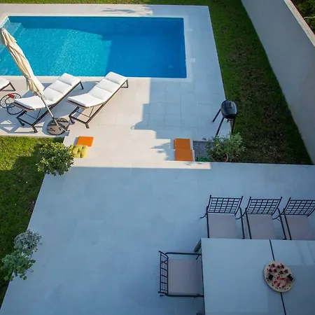 Elysium - Beautiful Family House With Heated Pool