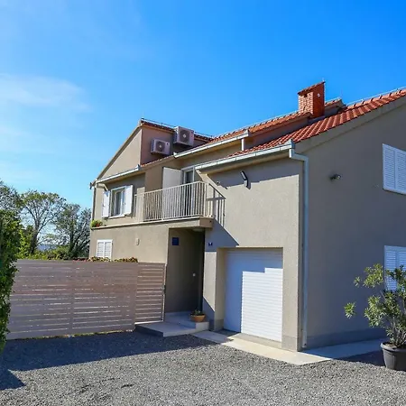 Elysium - Beautiful Family House With Heated Pool Villa Kaštela
