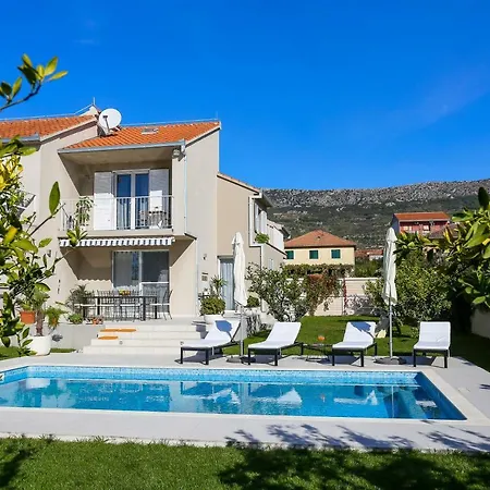 Elysium - Beautiful Family House With Heated Pool Villa