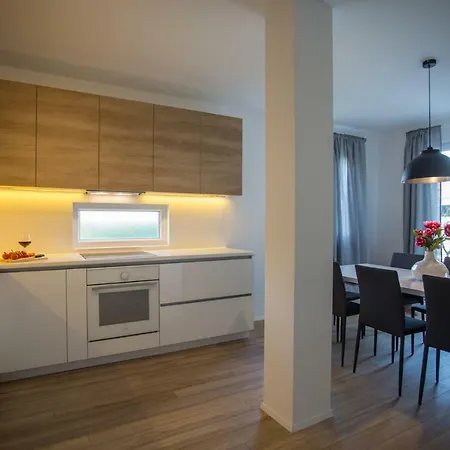 Elysium - Beautiful Family House With Heated Pool