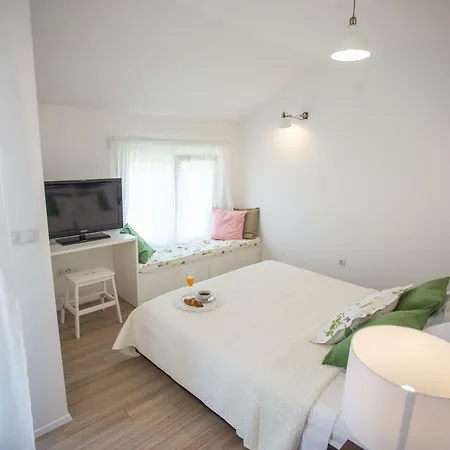 Villa Elysium - Beautiful Family House With Heated Pool