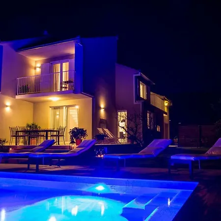 Elysium - Beautiful Family House With Heated Pool Villa