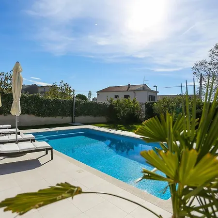 Villa Elysium - Beautiful Family House With Heated Pool Kaštela