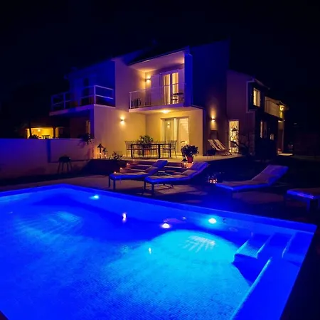 Elysium - Beautiful Family House With Heated Pool Kaštela