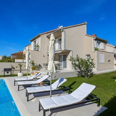 Elysium - Beautiful Family House With Heated Pool * Kaštela