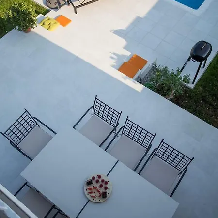 Villa Elysium - Beautiful Family House With Heated Pool