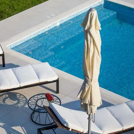 Elysium - Beautiful Family House With Heated Pool Kaštela