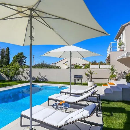 Elysium - Beautiful Family House With Heated Pool Kaštela