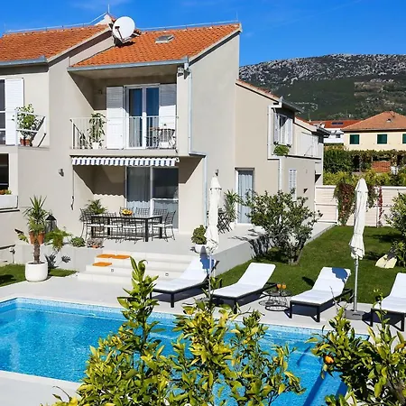 Elysium - Beautiful Family House With Heated Pool Villa *
