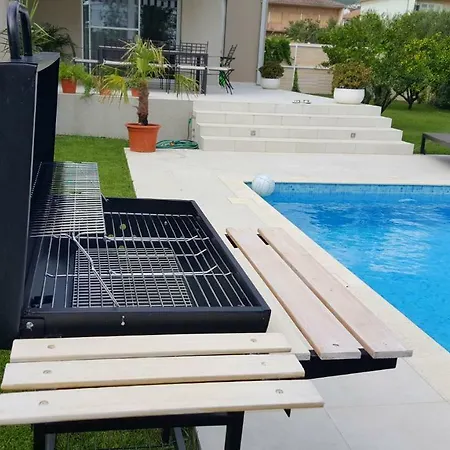 Villa Elysium - Beautiful Family House With Heated Pool Kastela