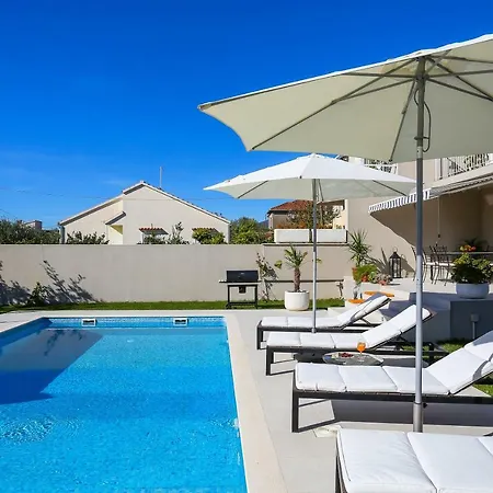 Villa Elysium - Beautiful Family House With Heated Pool Kastela