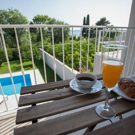 Elysium - Beautiful Family House With Heated Pool *